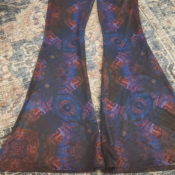 Bell bottom leggings - Picture 3 of 3
